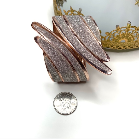 Angel wind rose gold hinge bracelet - Picture 4 of 7